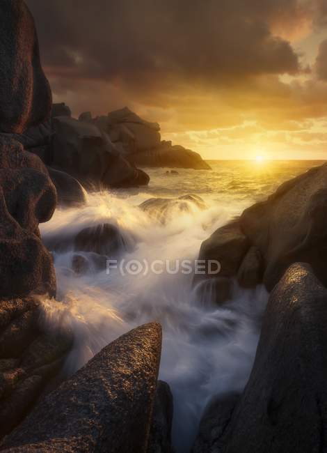 Paysage avec vagues d'eau et rochers — Photo de stock