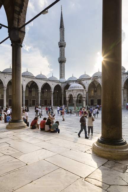 Turistas no pátio do sultão Ahmet camii — Fotografia de Stock