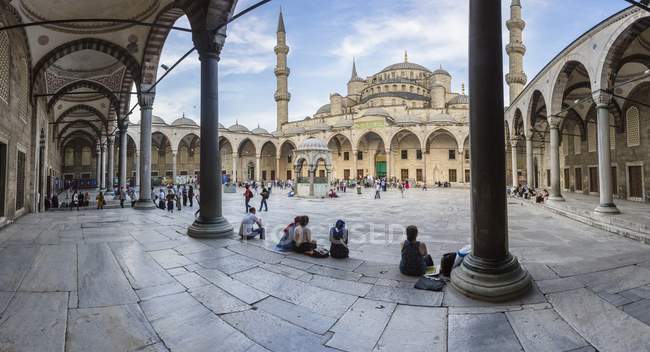 Tourists in courtyard of Sultan Ahmet camii — Stock Photo