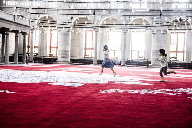I bambini giocano nella moschea di Fatih — Foto stock
