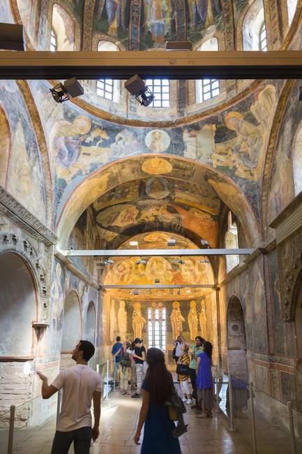Туристы, посещающие монастырь Святого Спасителя — стоковое фото