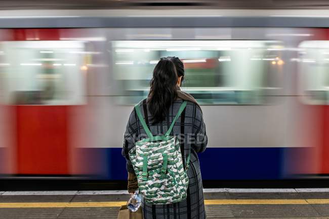 Mujer joven esperando el metro - foto de stock