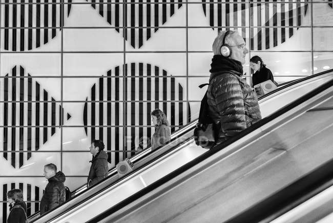 Menschen mit bewegter Treppe — Stockfoto