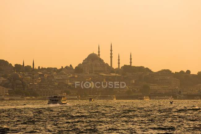Стамбульский горизонт с Босфорского пролива — стоковое фото