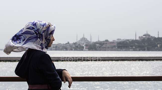 Frau blickt auf die Bosporusstraße — Stockfoto