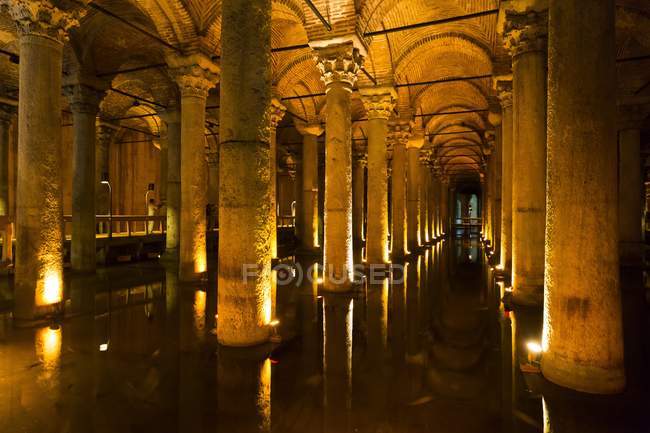 Vista de la gran sala de la Cisterna Basílica - foto de stock