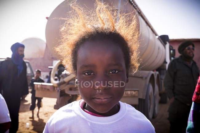 Jeune fille réfugiée regardant caméra — Photo de stock