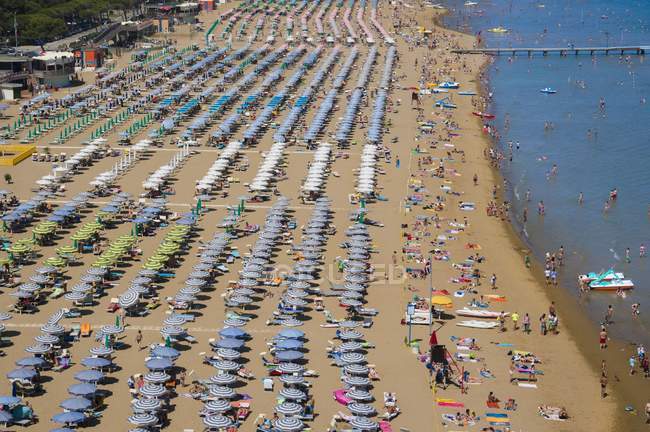 Pessoas relaxando na praia de Lignano — Fotografia de Stock