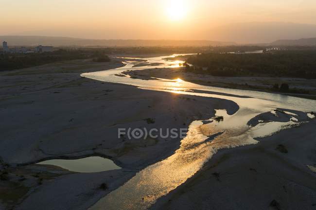 Río Piave iluminado por el sol de la noche - foto de stock