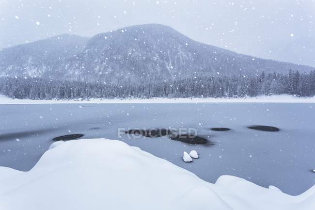 Lago Fusine en invierno - foto de stock