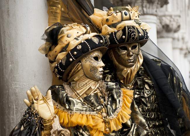 Couple en beaux costumes et masques — Photo de stock