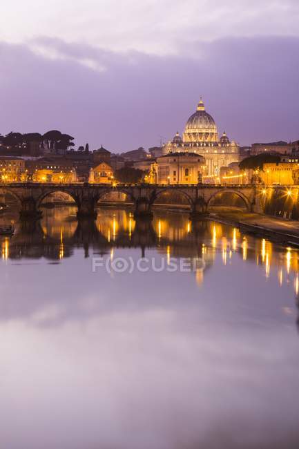 Basilica of Saint Peter at sunset — Stock Photo