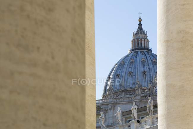 Basílica de San Pedro contra el cielo azul - foto de stock