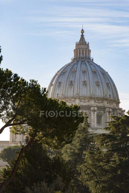 Basilique Saint-Pierre contre le ciel bleu — Photo de stock