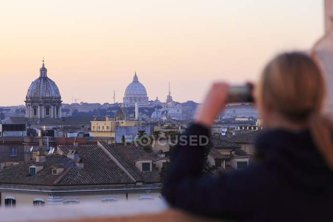 Mädchen fotografiert Rom — Stockfoto