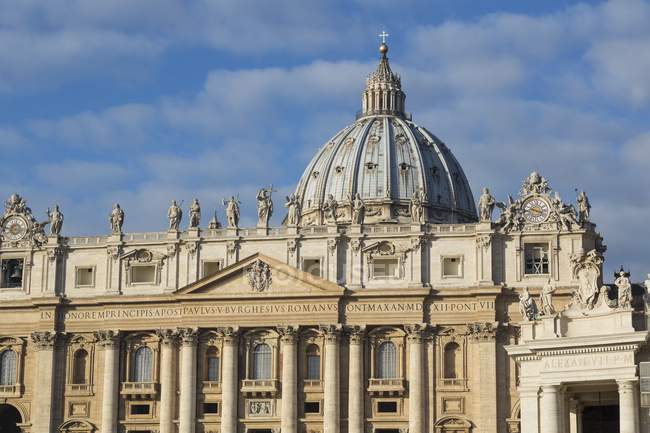 Базилика Святого Петра против голубого неба — стоковое фото
