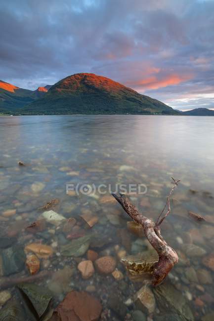 Lac Loch Leven au coucher du soleil — Photo de stock