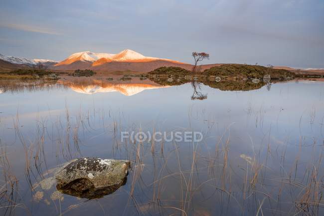 Remote lake with snowy mountains in background — Stock Photo