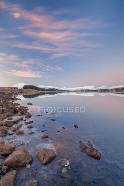 Скалистые берега озера Лох-Тулла — стоковое фото