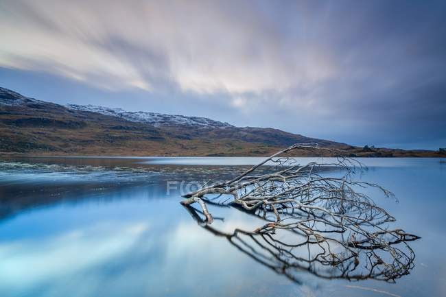 Remote lake surrounded by mountains — Stock Photo