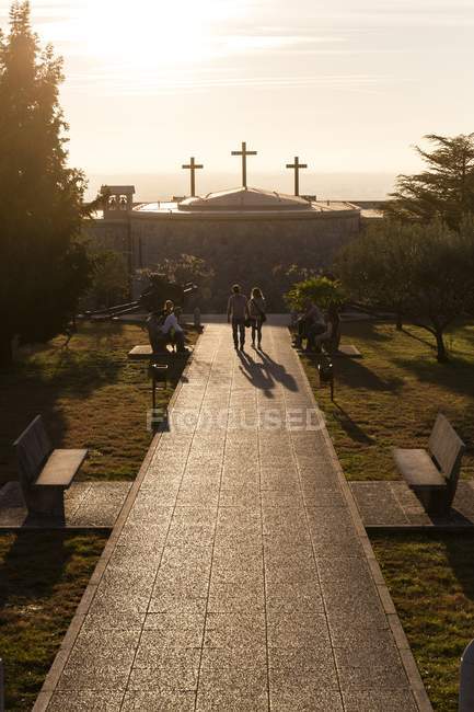Menschen besuchen Militärdenkmal in Repuglia — Stockfoto