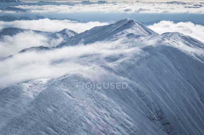 Picos nevados de montañas - foto de stock