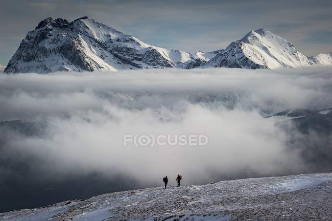 Nubes entre los picos del Gran Sasso - foto de stock