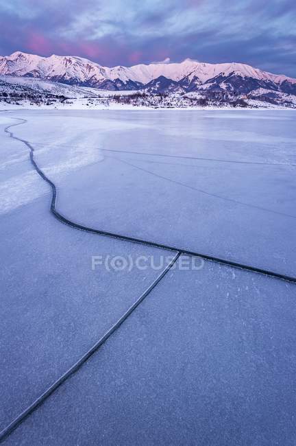 Lago Campotosto congelado - foto de stock