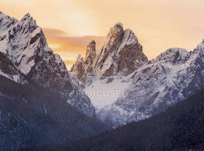 Luces del amanecer en montañas nevadas - foto de stock