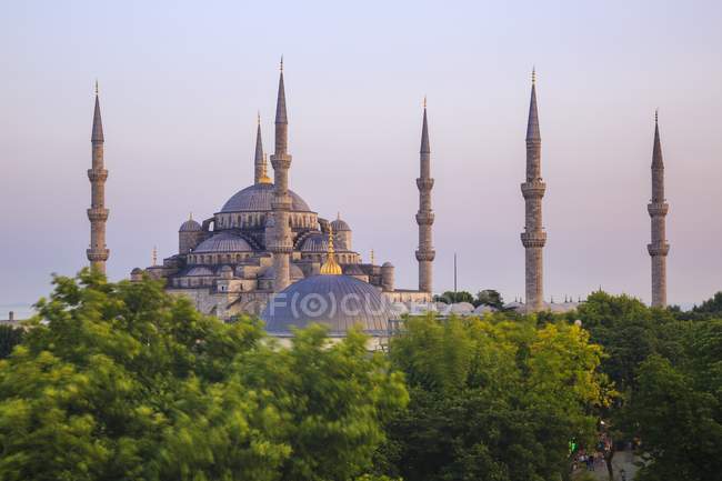 Blaue Moschee gegen Schlitzohrigkeit — Stockfoto