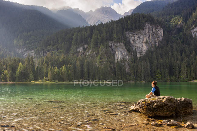 Ragazzo guardando lago Tovel — Foto stock