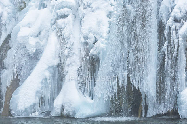 Paysage gelé aux lacs de Plitvice — Photo de stock
