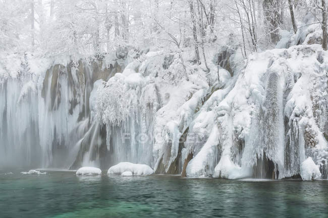 Rivière gelée et cascades — Photo de stock