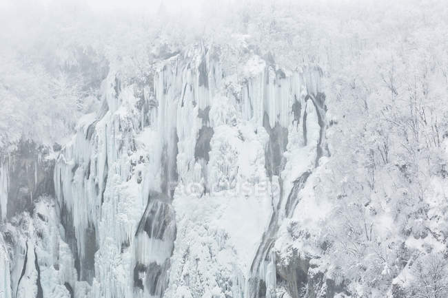 Pendenza montuosa ghiacciata coperta di neve — Foto stock