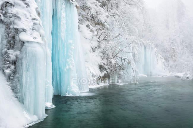 Frozen lakes and waterfalls — Stock Photo