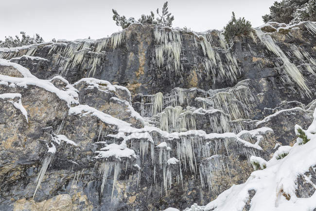 Fels mit Eis und Schnee — Stockfoto