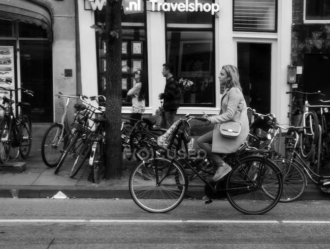 Amsterdã, Holanda - 18 de junho de 2016: mulher em bicicleta — Fotografia de Stock