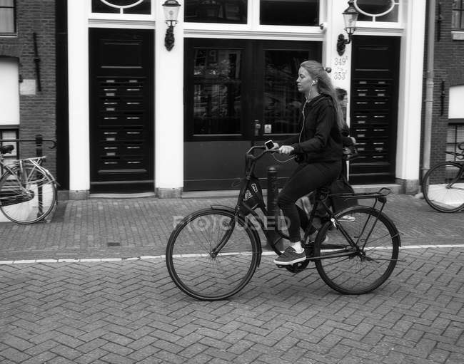 Amsterdam, Pays-Bas - 18 juin 2016 : vue de côté de la femme en vélo à Amsterdam — Photo de stock