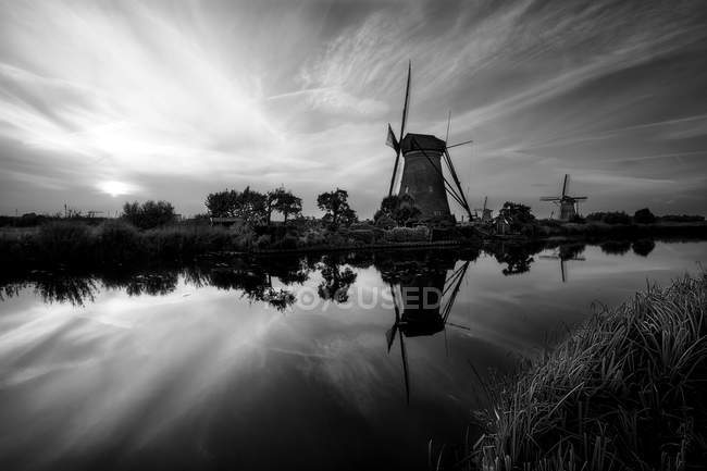Vue des moulins à vent de Kinderdijk au coucher du soleil — Photo de stock