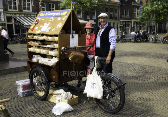 Amsterdam, Holanda - 18 de junio de 2016: Zuecos de madera holandeses hechos a mano, Holanda - foto de stock