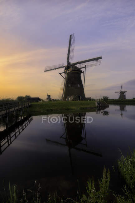 Blick auf die Windmühlen des Kinderdeichs bei Sonnenuntergang — Stockfoto
