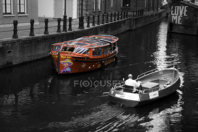 Amsterdam, Holanda - 18 de junio de 2016: Barcos cruzando en el canal, Amsterdam, Holanda - foto de stock
