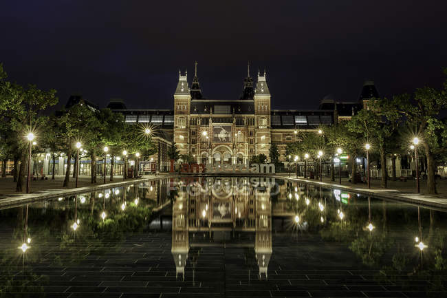 Vista frontal del Museo Nacional del Rijksmuseum en Ámsterdam - foto de stock