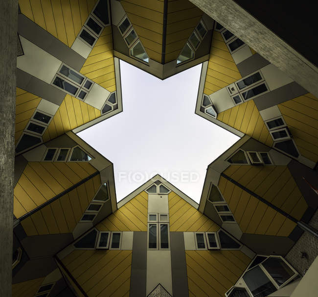 Роттердамі, Голландія - 18 червня 2016: Нижній переглянути кубічних будинків по Piet Блом формування формою зірки, Роттердам, Голандія — стокове фото