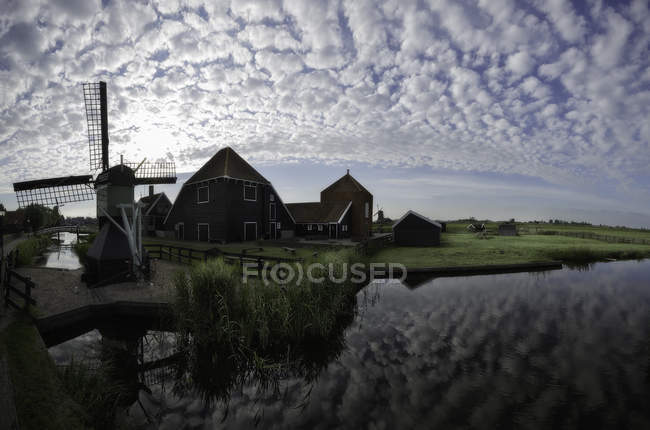 Vista para o bairro rural de Zaandam, perto de Zaandijk, nos Países Baixos . — Fotografia de Stock