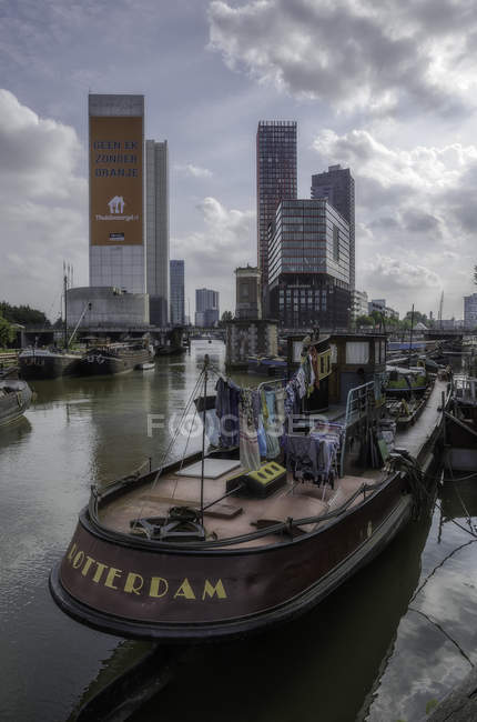 Ámsterdam, Holanda - 18 de junio de 2016: Barco flotante en el puerto de Rotterdam, Holanda - foto de stock