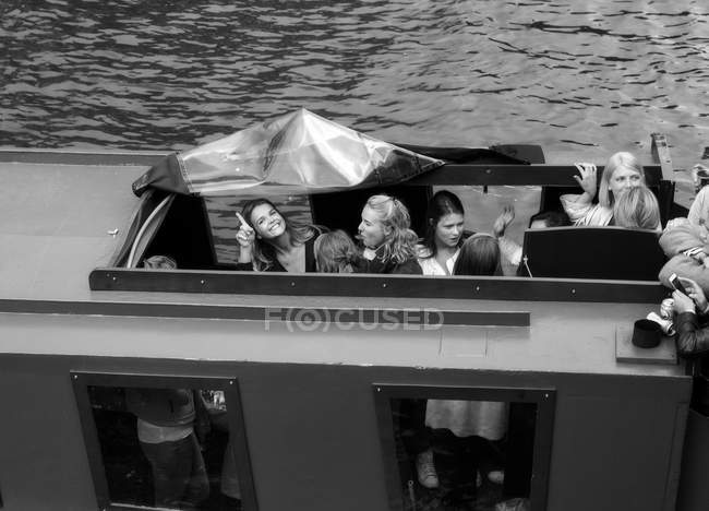 Amsterdam, Olanda - 18 giugno 2016: Sabato e i giovani olandesi festeggiano lungo i canali di Amsterdam . — Foto stock