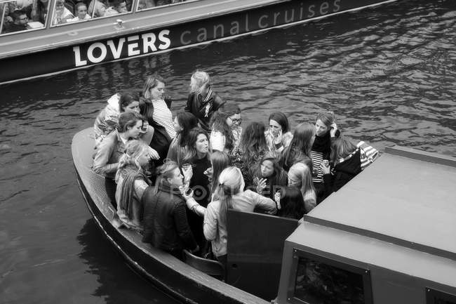 Ámsterdam, Holanda - 18 de junio de 2016: Es sábado y los jóvenes holandeses hacen una fiesta a lo largo de los canales de Ámsterdam . - foto de stock