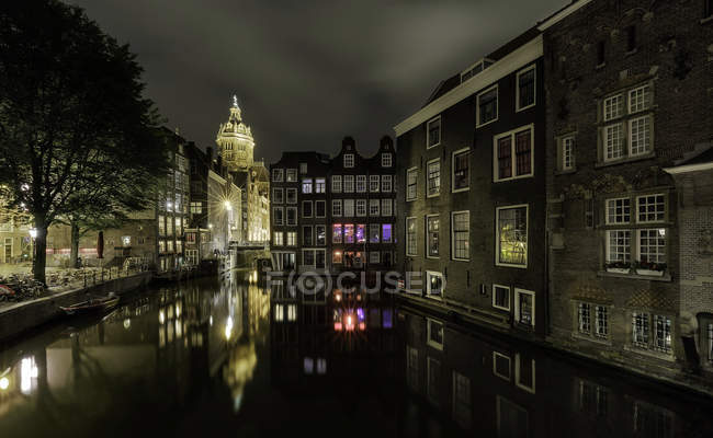 De Wallen, o maior e histórico bairro de luzes vermelhas de Amsterdã — Fotografia de Stock