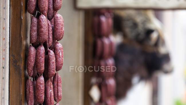 Close up de salsichas em exposição fora de uma loja em Norcia, Sibillini National Park, Itália — Fotografia de Stock
